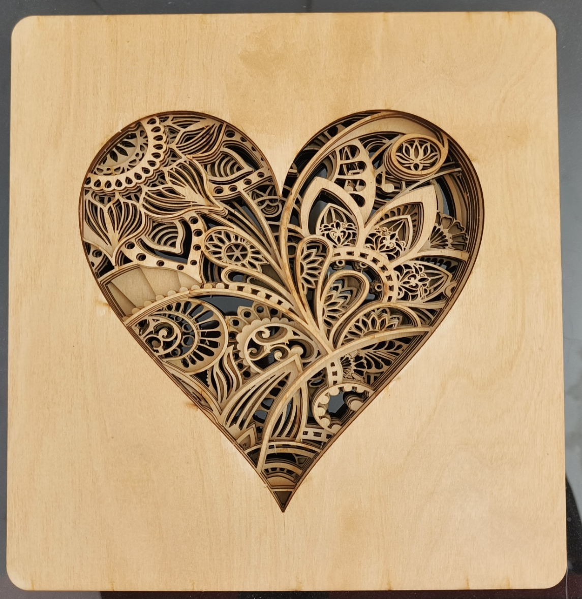 Je možné vygravírovať text a prípadne grafiku. Napríklad venovanie novomanželom a pod.